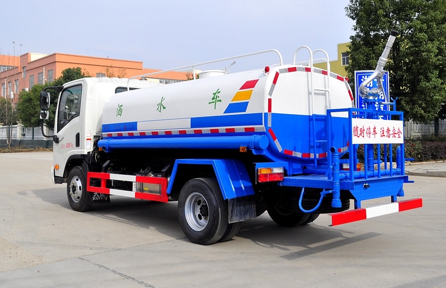 国六大运蓝牌5吨洒水车