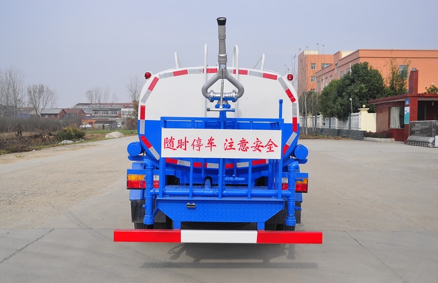 国六大运蓝牌5吨洒水车