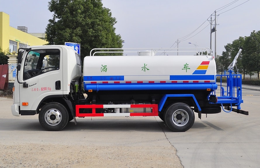 国六大运蓝牌5吨洒水车